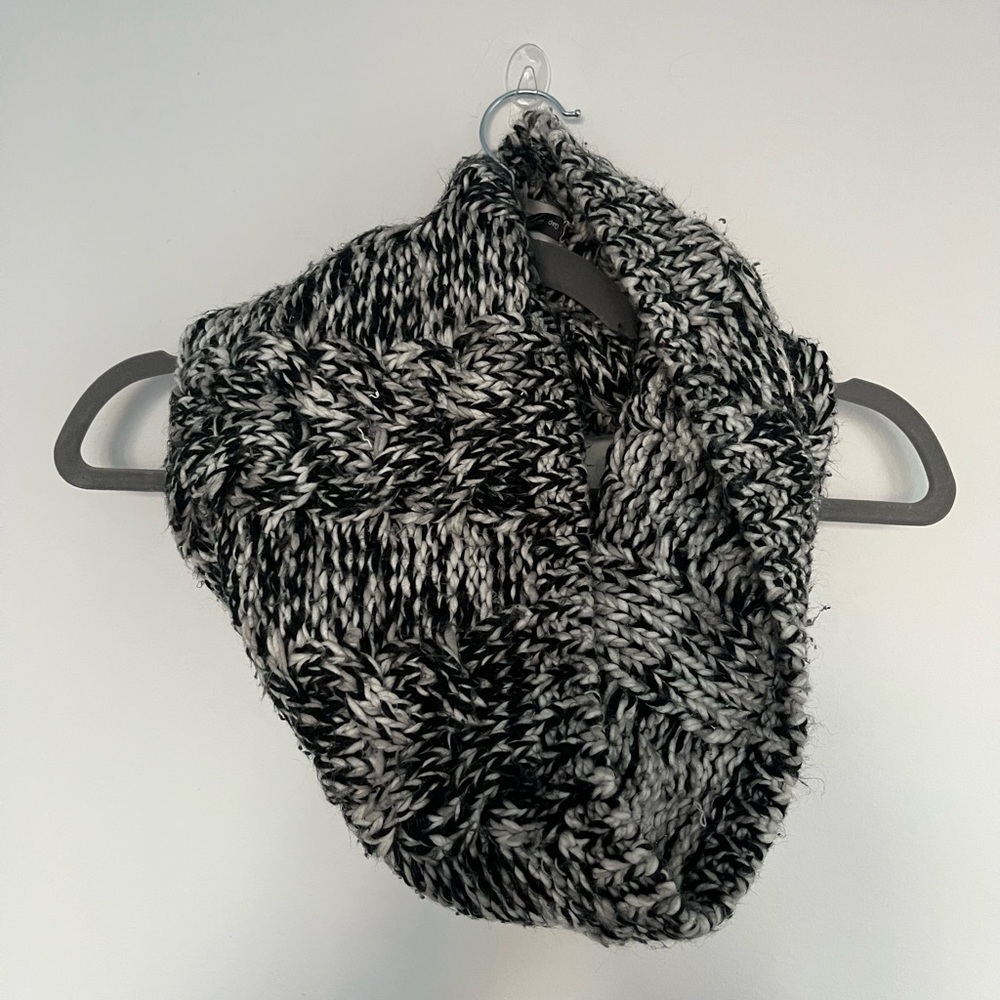 GAP — Knit Infinity Circle Scarf (Black & White)  — One Size